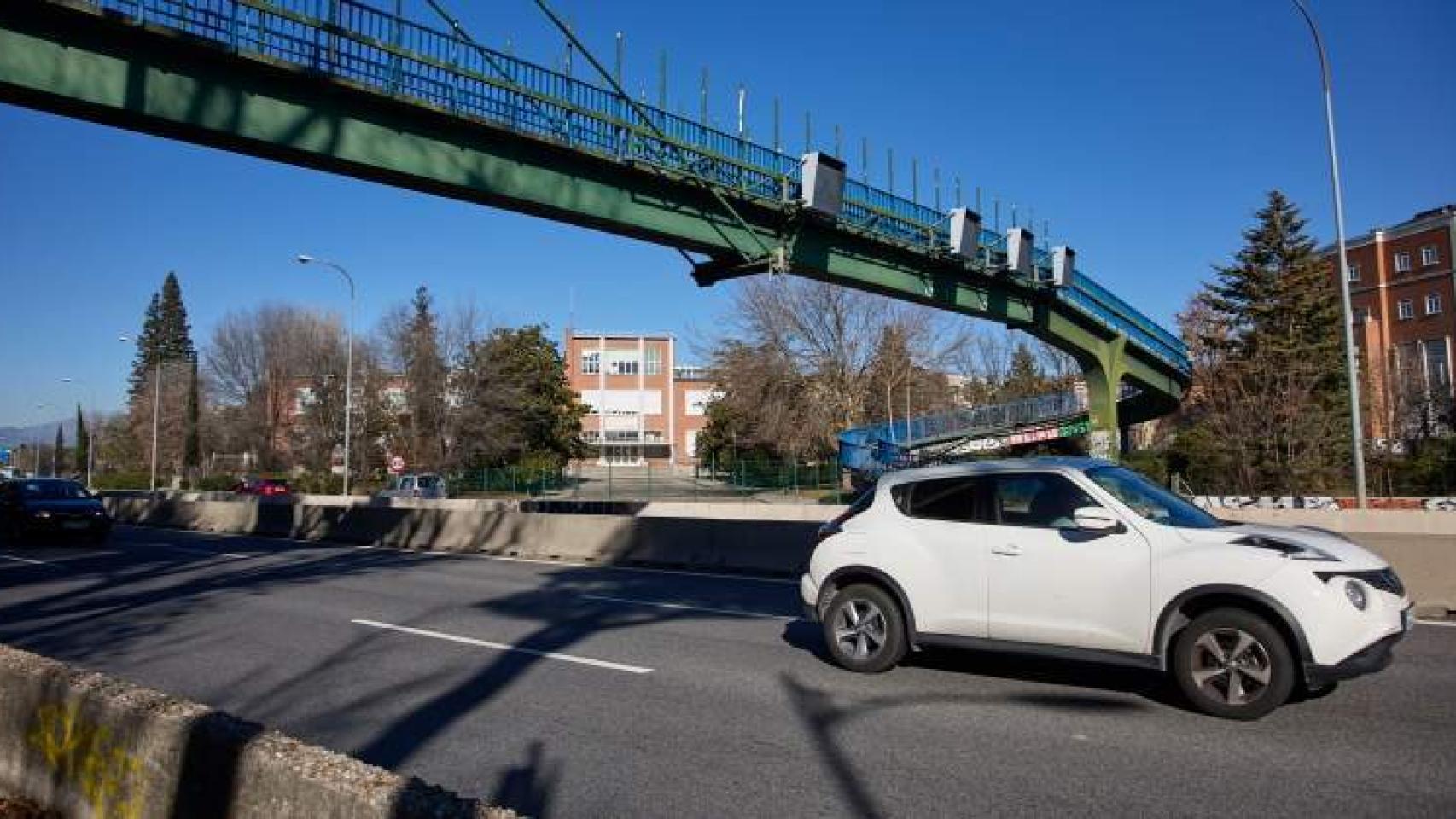 Un coche por la carretera