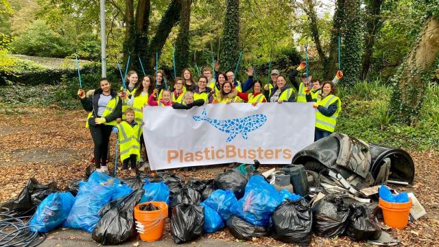 Voluntarios de Plastic Busters tras una recogida.