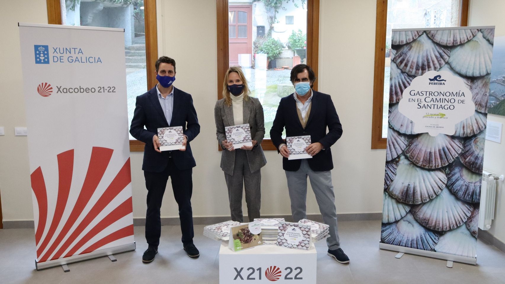 La delegada de la Xunta en Vigo y los responsables de Pereira durante la entrega de los ejemplares.