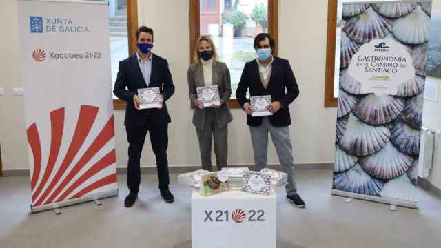 La delegada de la Xunta en Vigo y los responsables de Pereira durante la entrega de los ejemplares.