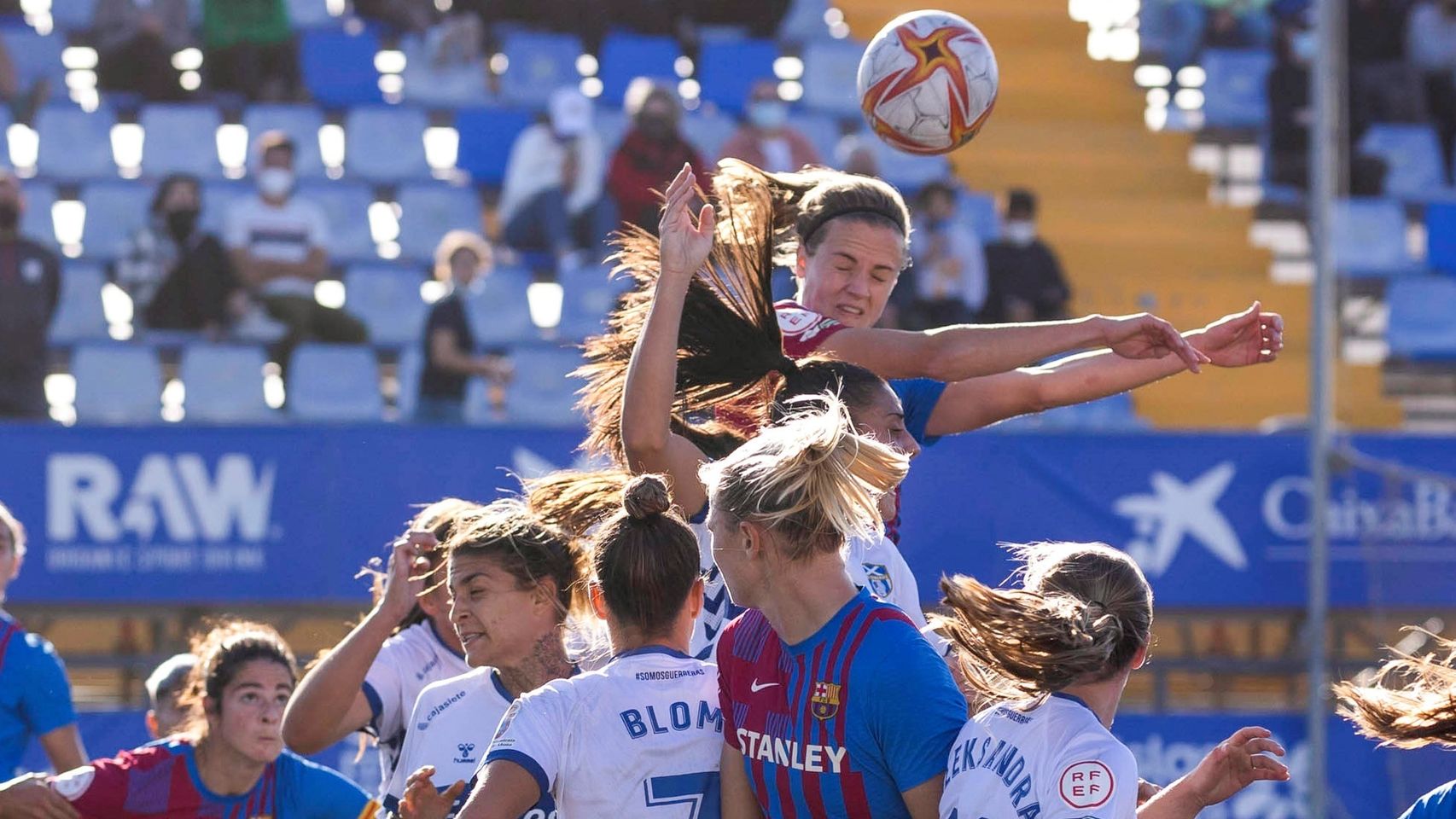 Las jugadoras del FC Barcelona y del Granadilla Tenerife pugnan por un balón.