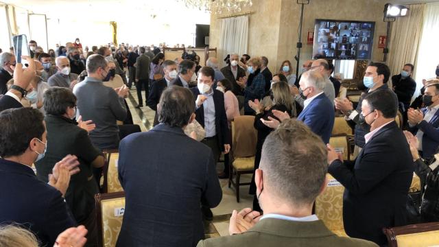 Mañueco saluda a los alcaldes populares a su llegada a la Intermunicipal del PP