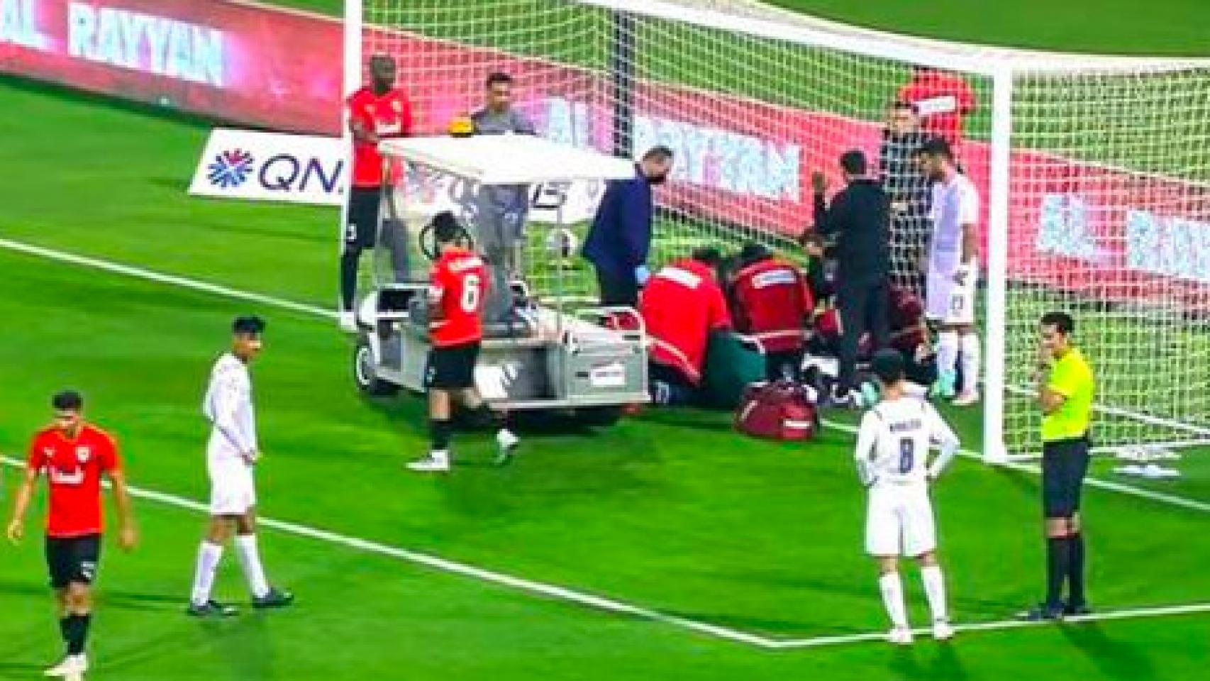 El jugador Ousmane Coulibaly siendo atendido por los servicios médicos