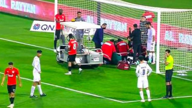 El jugador Ousmane Coulibaly siendo atendido por los servicios médicos