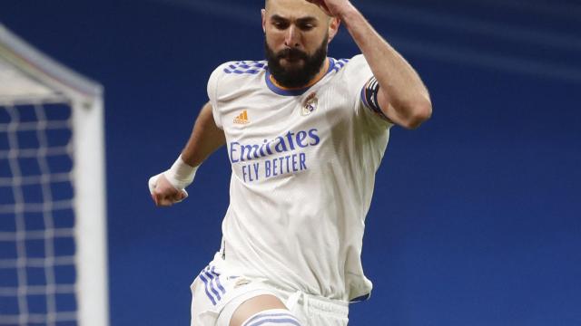 Karim Benzema celebra su gol al Valencia