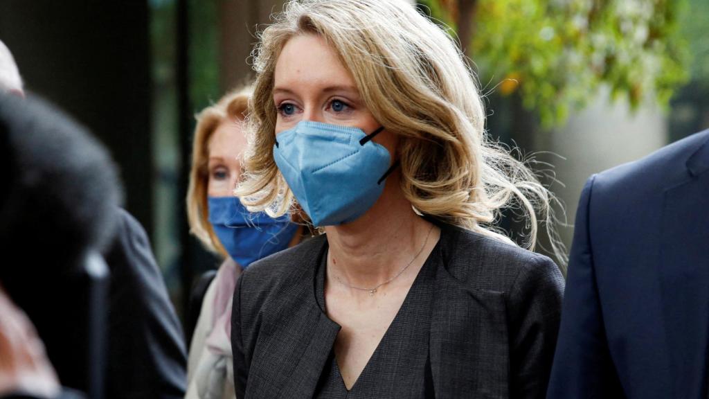 Elizabeth Holmes llegando al tribunal en enero de 2022.