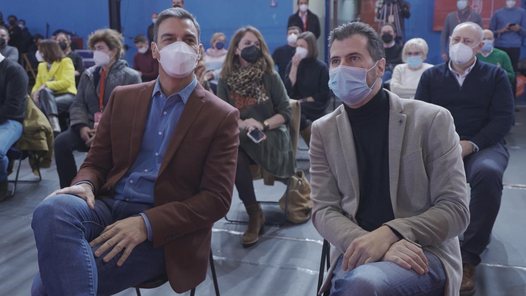 El presidente del Gobierno, Pedro Sánchez, y el secretario general del PSOE de Castilla y León, Luis Tudanca, en el primer acto electoral en Palencia, en el Frontón de Eras de Santa Marina, a 9 de enero de 2022, en Palencia, Castilla y León (España).