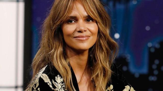 Halle Berry en el programa de Jimmy Kimmel con un vestido de Teresa Helbig.