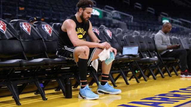 Klay Thompson sentado en la cancha de entrenamiento de los Golden State Warriors