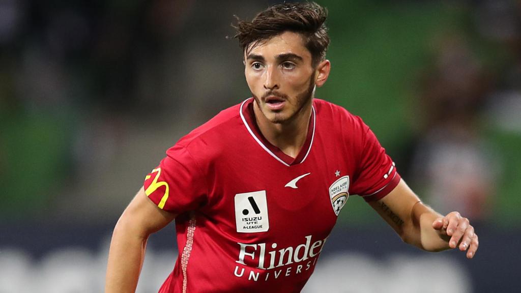 Josh Cavallo, el último futbolista en activo en desvelar que es gay, durante un partido con el Adelaide United