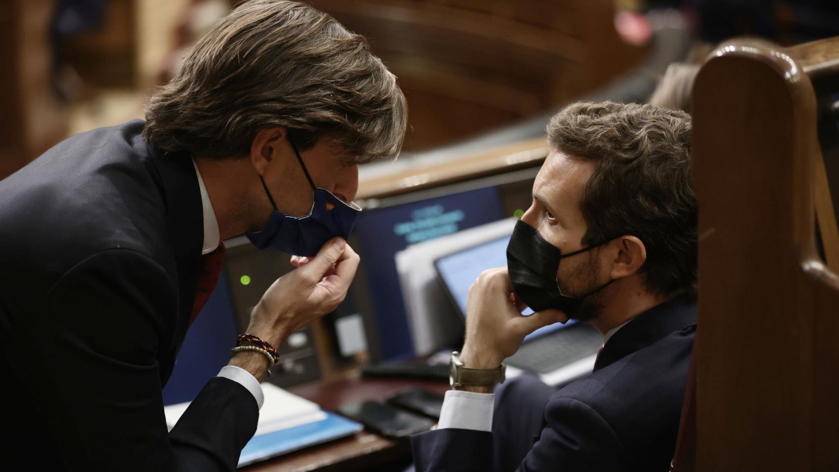 Pablo Montesinos y Pablo Casado conversan en el Congreso de los Diputados