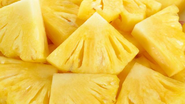 Unos trozos de piña.