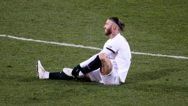 Sergio Ramos, tendido en el terreno de juego durante un partido del PSG