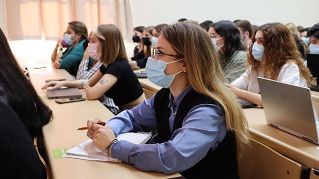 Estudiantes universitarios en las aulas de la USAL