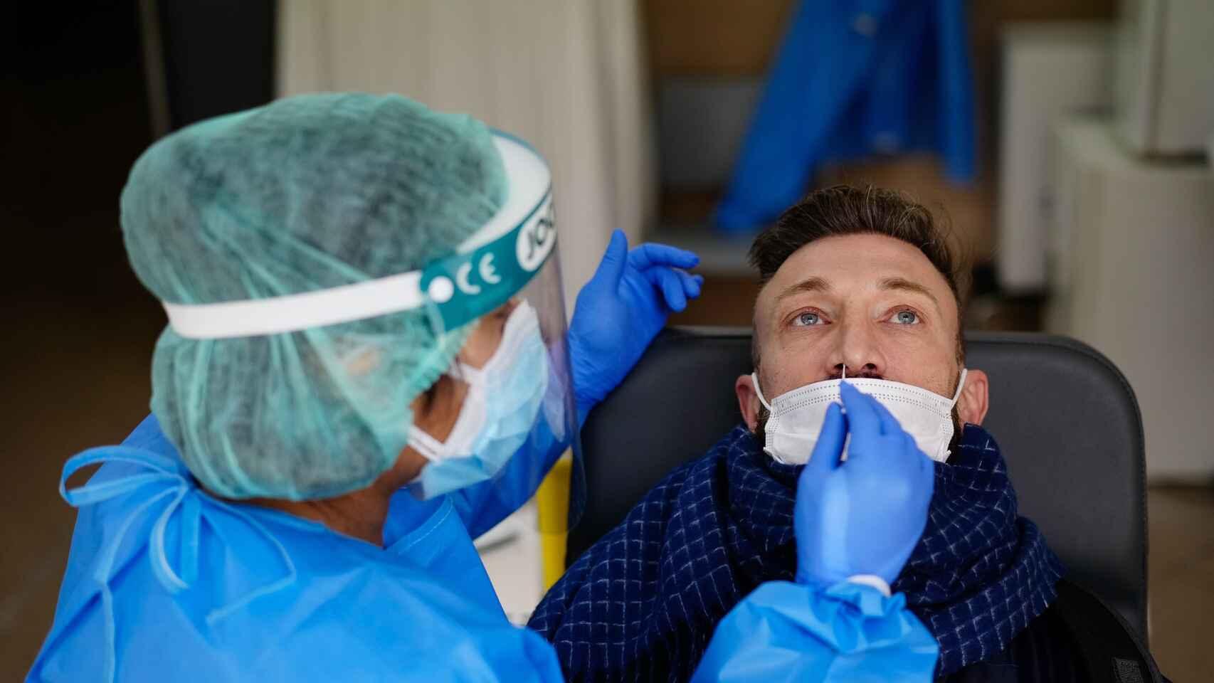 Una sanitaria realiza un test de antígenos.