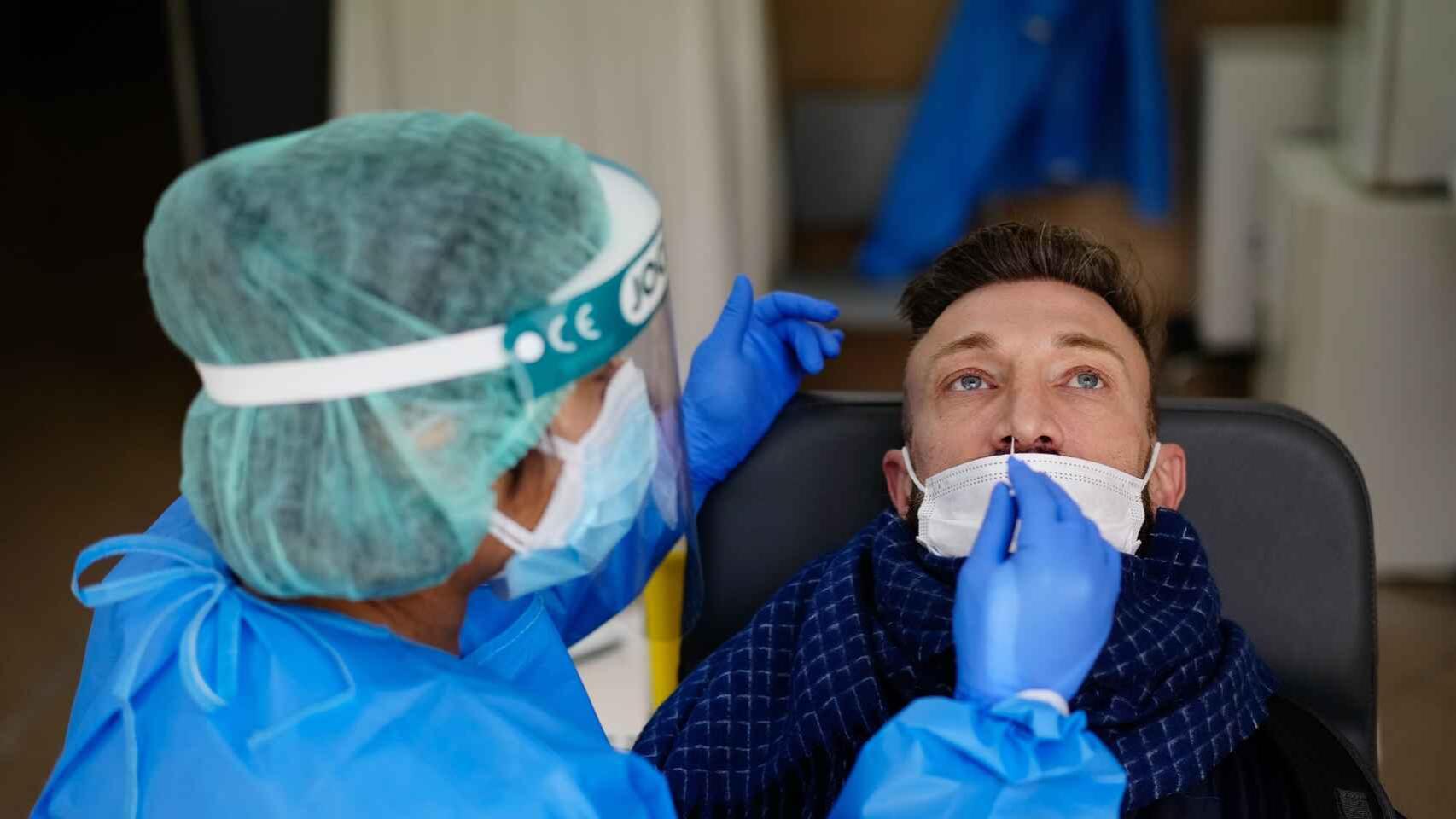 Una sanitaria realiza un test de antígenos.