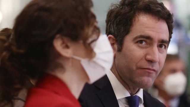 Isabel Díaz Ayuso con el secretario general del PP, Teodoro García Egea, en un acto público.