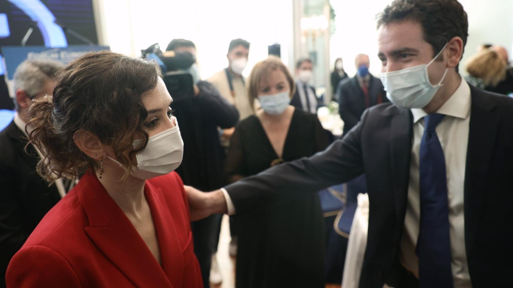 Isabel Díaz Ayuso con el secretario general del PP, Teodoro García Egea, durante el acto celebrado este lunes en Madrid.