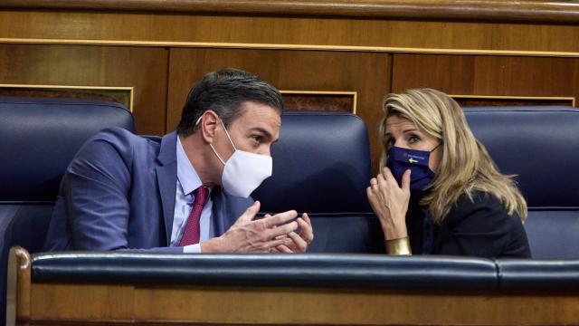 Pedro Sánchez, presidente del Gobierno, y Yolanda Díaz, vicepresidenta segunda, en el Congreso de los Diputados.