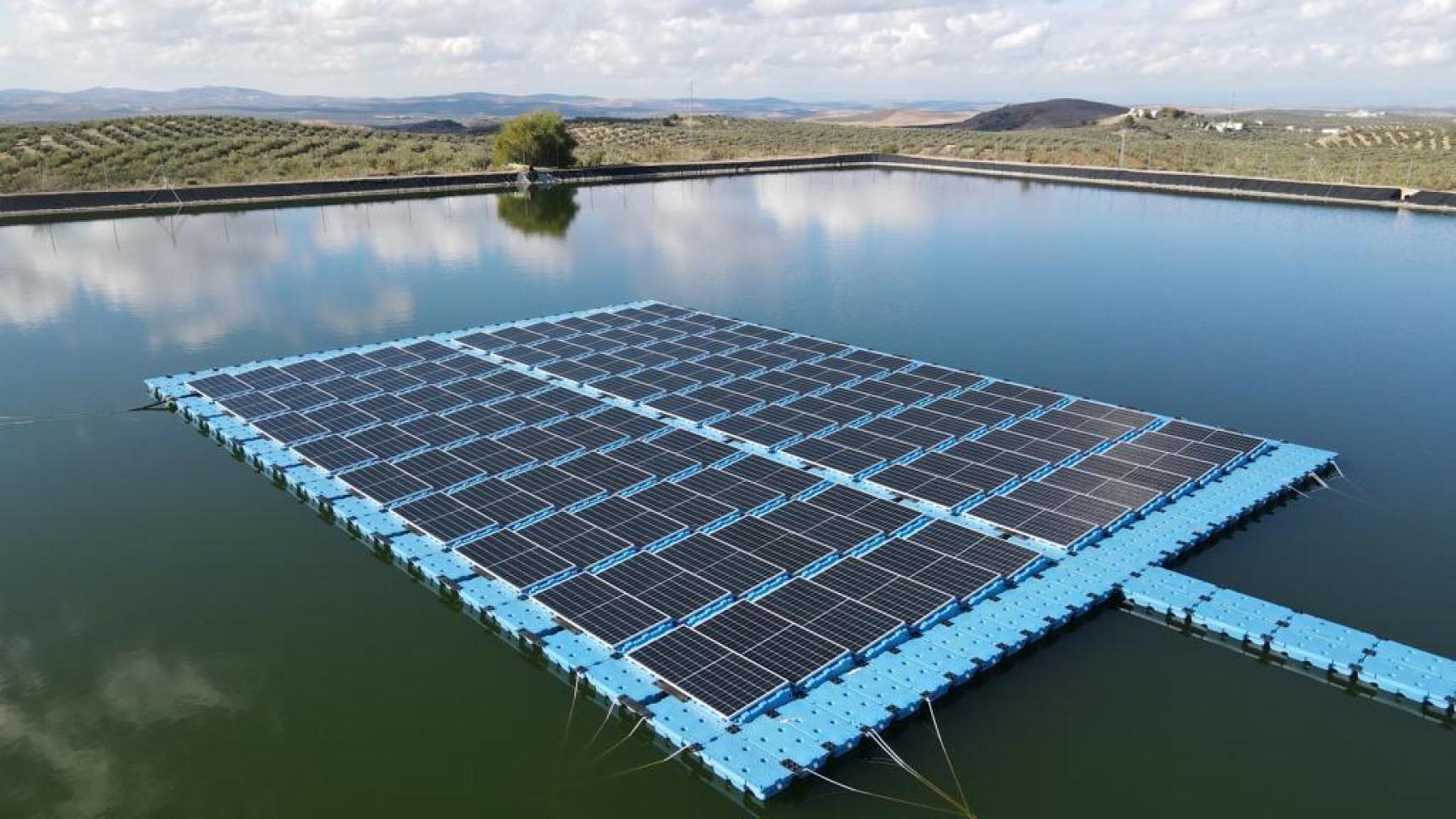 Prototipo de planta fotovoltaica flotante.