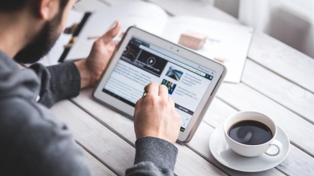 hand-screen-man-working-coffee-technology-722541-pxhere.com