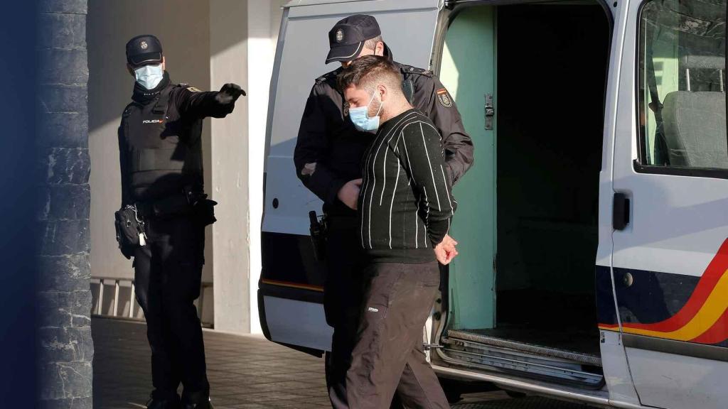 El presunto asesino, a su llegada a los juzgados.
