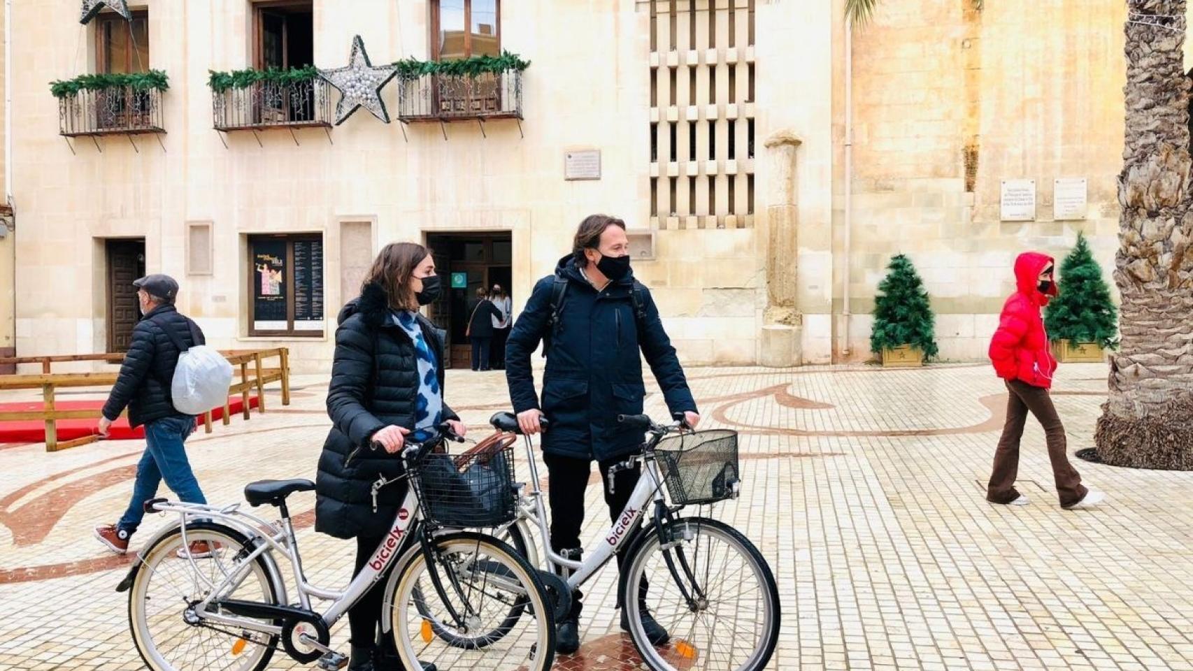Díez y Grezzi en la plaza del Ayuntamiento de Elche.