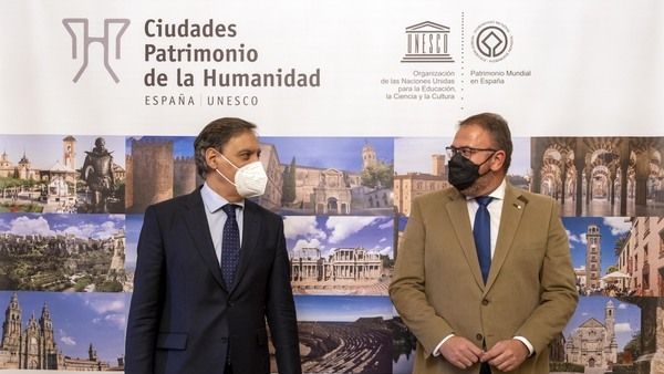 Carlos García Carbayo y Antonio Rodríguez Osuna conversan en el salón de recepciones del Ayuntamiento