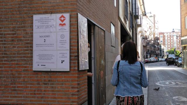 Varias personas esperan a ser atendidas por el servicio de Asistencia Jurídica del ICAVA