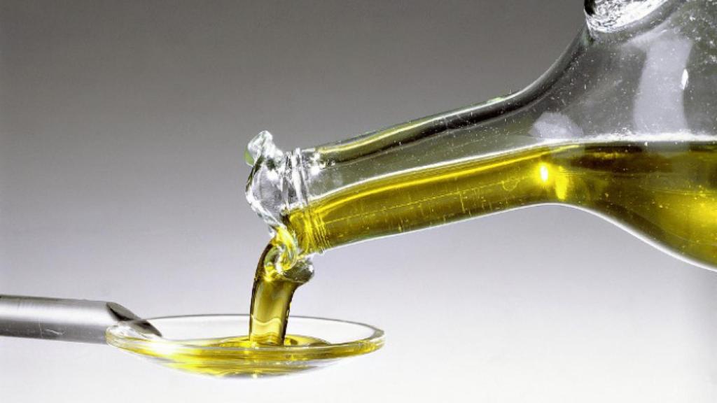Una cucharada de un aceite.