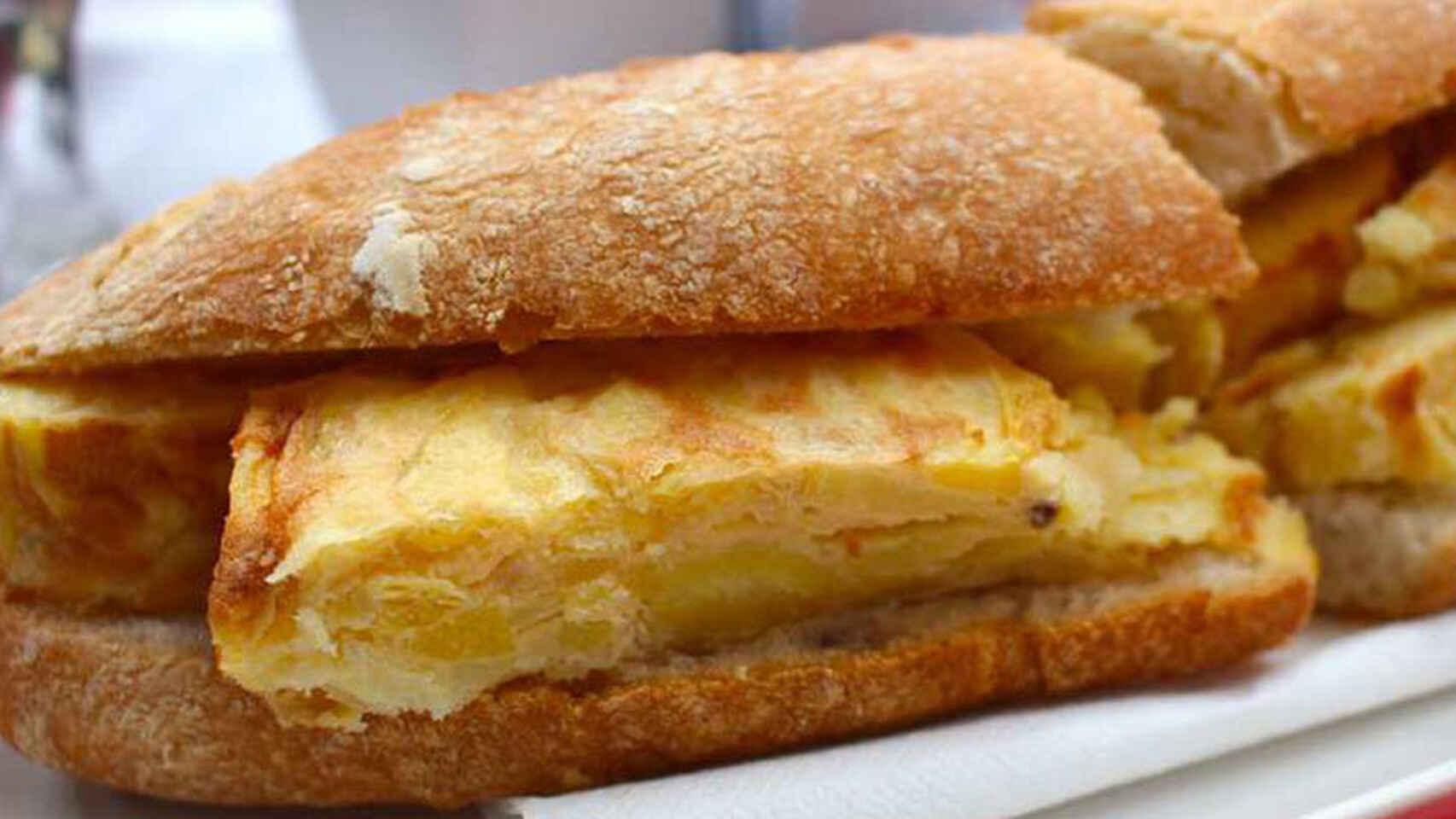 Un bocadillo con pan blanco.