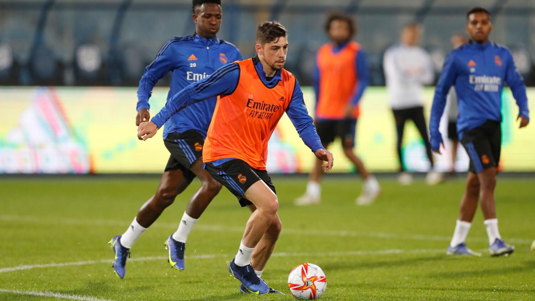 Fede Valverde conduce el balón con Vinicius persiguiéndole