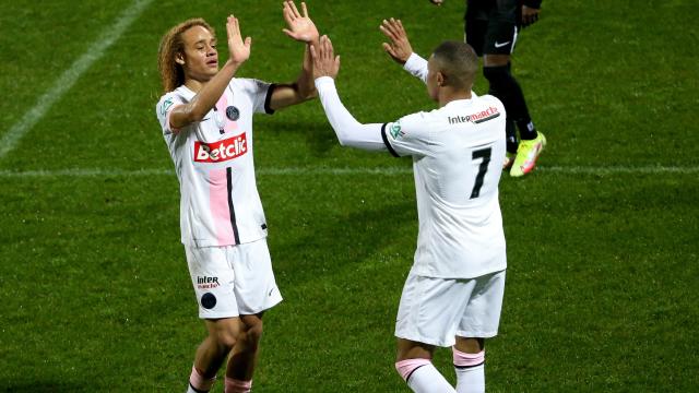 Xavi Simons y Kylian Mbappé, en un partido del PSG de la temporada 2021/2022