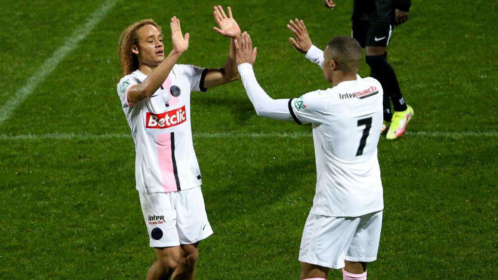 Xavi Simons y Kylian Mbappé, en un partido del PSG de la temporada 2021/2022