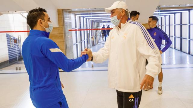Xavi Hernández y Carlo Ancelotti se saludan en el Estadio Príncipe Faisal de Riad.