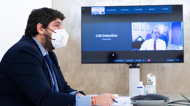 El presidente de Murcia, Fernando López Miras, este martes, durante la reunión telemática con el comisario europeo de Medio Ambiente, el lituano Virginijus Sinkevicius.