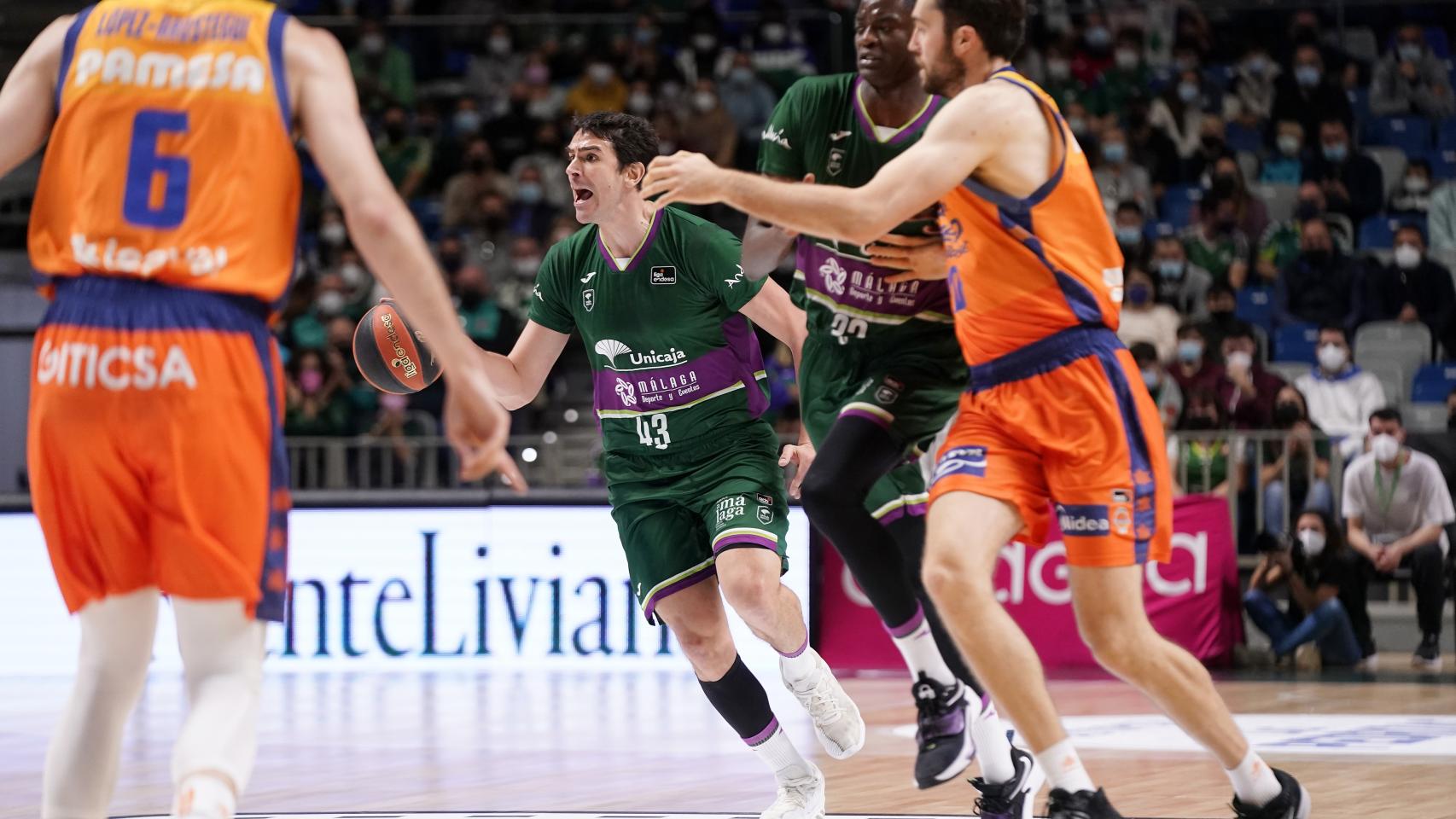 Carlos Suárez ante el Valencia Basket.