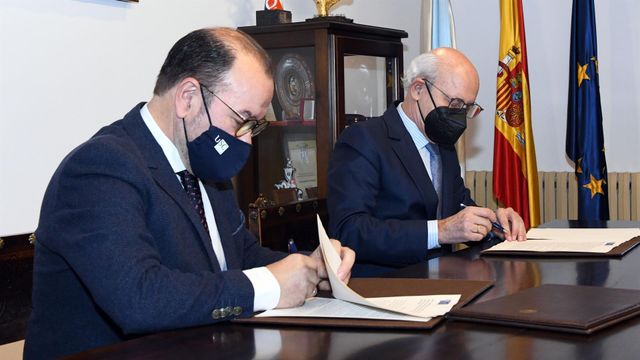Firma del convenio entre la USC y la Fiscalía Superior de Galicia.