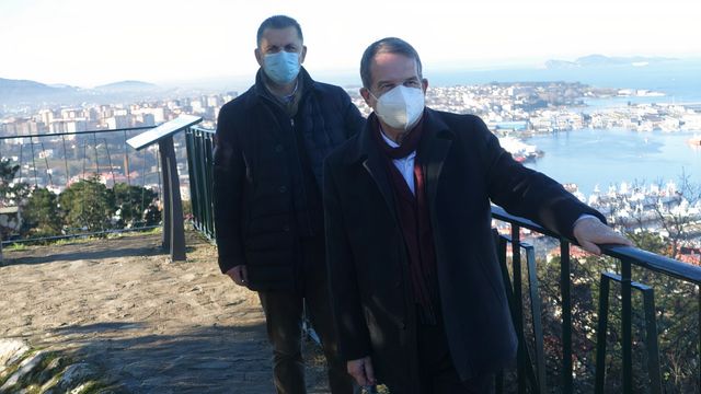 El concelleiro Ángel Rivas y el alcalde Abel Caballero en O Castro.