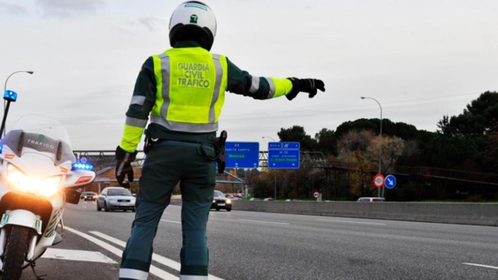 Un agente de tráfico de la Guardia Civil controla la carretera.