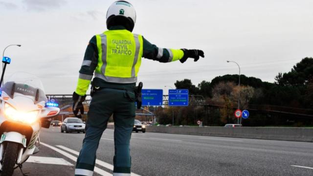 Un agente de tráfico de la Guardia Civil controla la carretera.