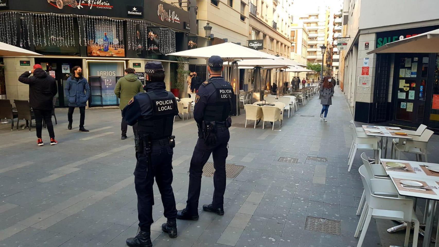 Dos policías locales en la zona de ocio de Castaños.