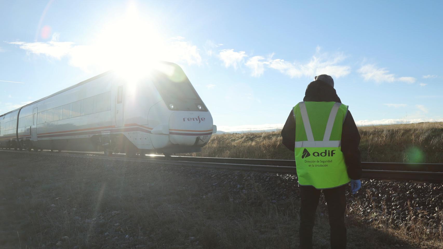 Vicente / ICAL . Un trabajador de Adif investiga el suceso. Lugar donde apareció ayer un cadáver junto a las vías del tren en Gimialcón (Ávila) a pocos kilómetros del coche accidentado en Paradinas (Salamanca)