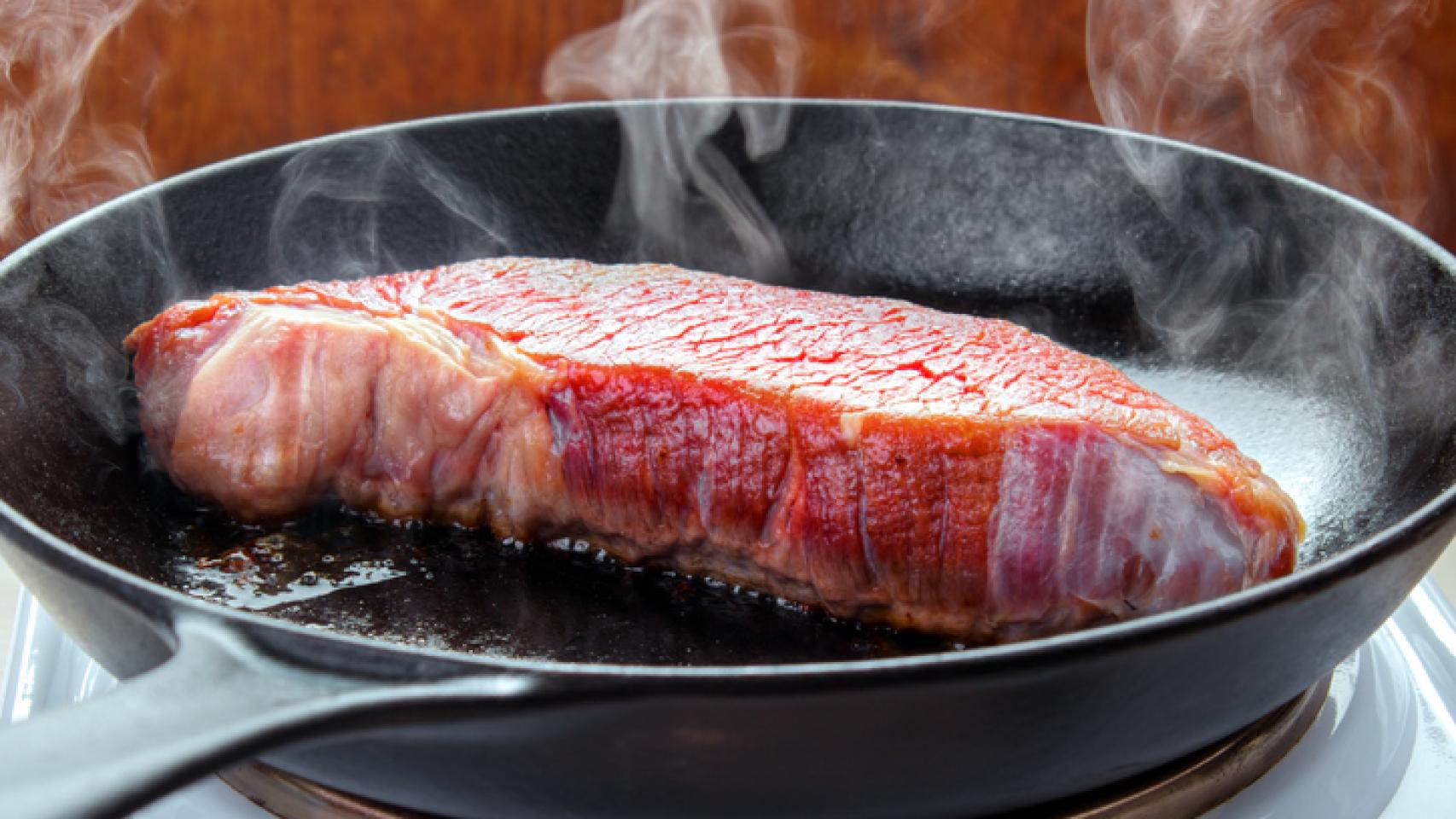 Pasos a seguir para cocinar la carne sin que suelte agua.