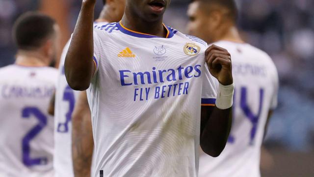 Vinicius se señala el escudo del Real Madrid tras su gol al FC Barcelona