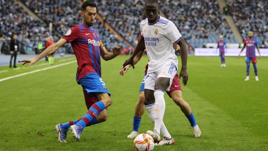 Sergio Busquets y otro jugador del FC Barcelona presionan a Ferland Mendy