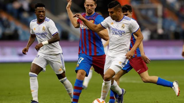 Casemiro peleando un balón ante el Barça