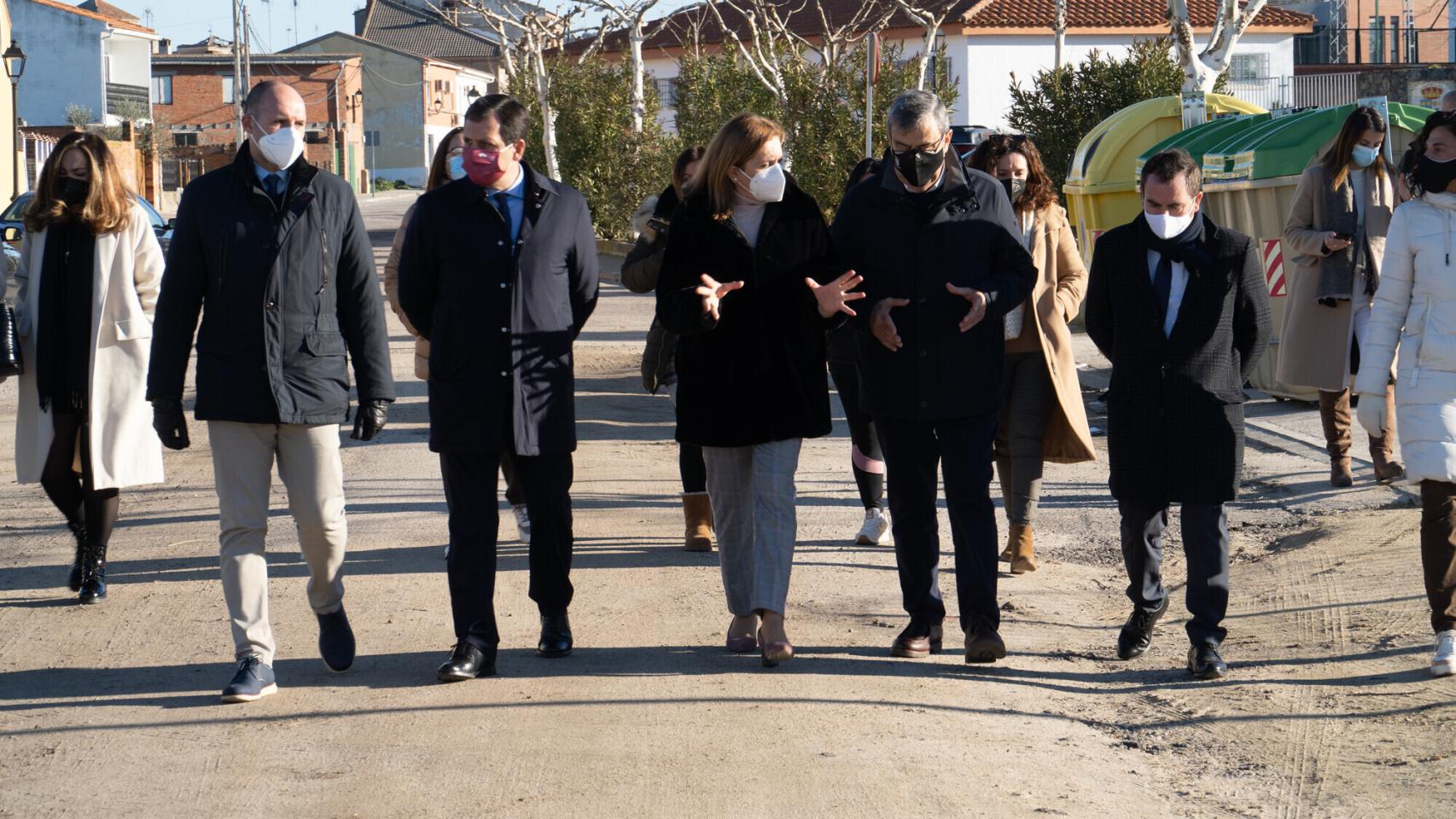 Visita los terrenos donde se ubicará el futuro colegio público ‘Andrés Arango’ de Velada (Toledo). Foto: JCCM