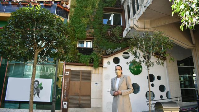 La alcaldesa de Ciudad Real, Eva María Masías, junto al jardín vertical