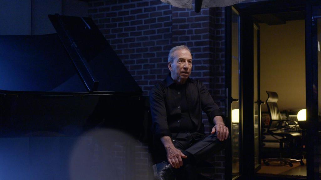 José Luis Perales aparece en la serie documental, aportando su propio testimonio sobre Raphael.